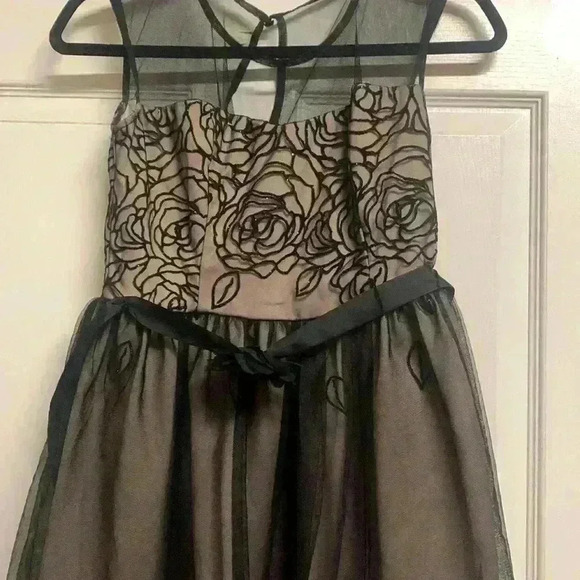 Dress - Picture 3 of 4